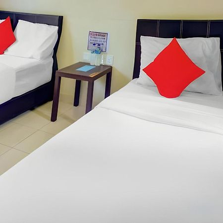 Super Oyo 89896 Sedili Inn Resort Kota Tinggi Buitenkant foto