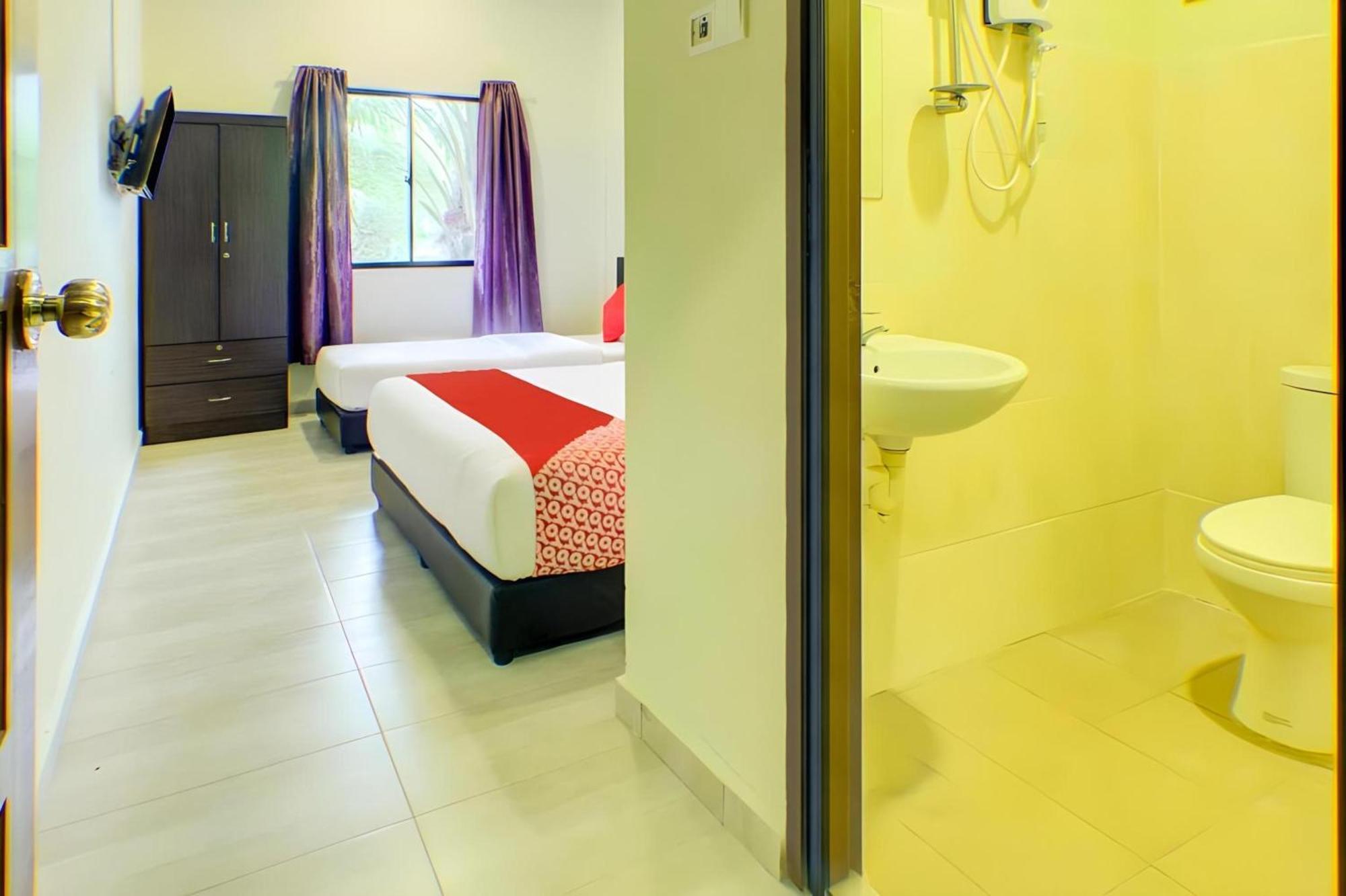 Super Oyo 89896 Sedili Inn Resort Kota Tinggi Buitenkant foto