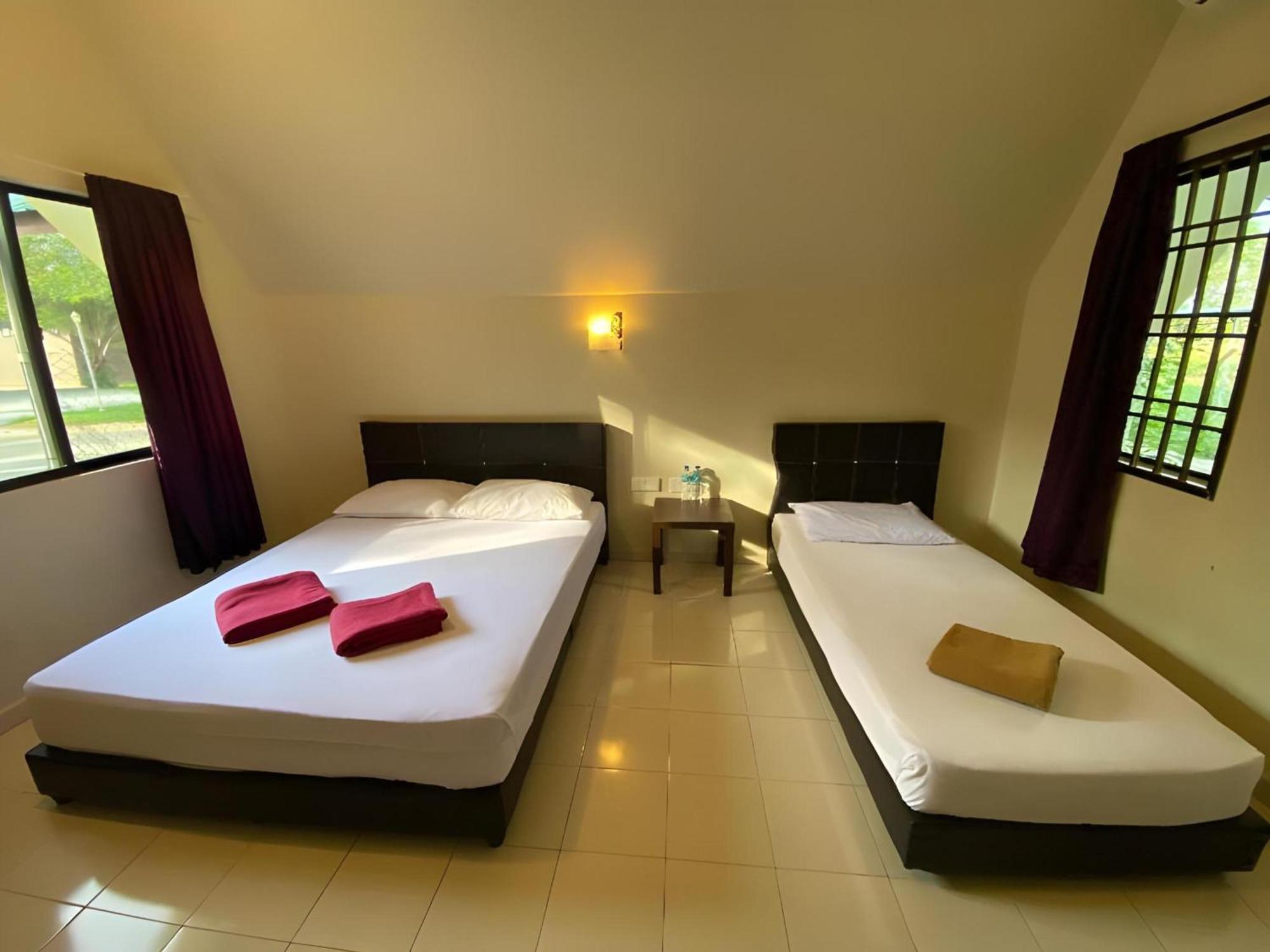 Super Oyo 89896 Sedili Inn Resort Kota Tinggi Buitenkant foto