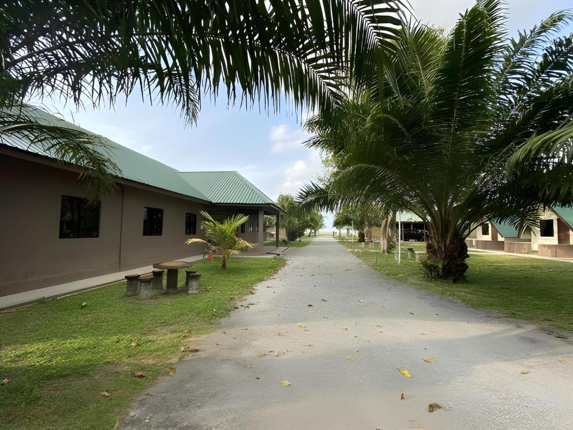 Super Oyo 89896 Sedili Inn Resort Kota Tinggi Buitenkant foto
