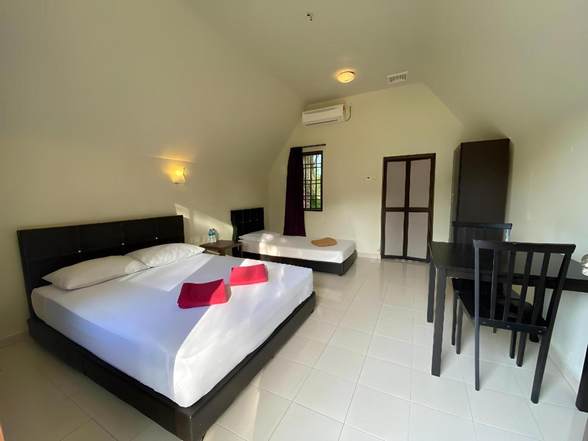Super Oyo 89896 Sedili Inn Resort Kota Tinggi Buitenkant foto