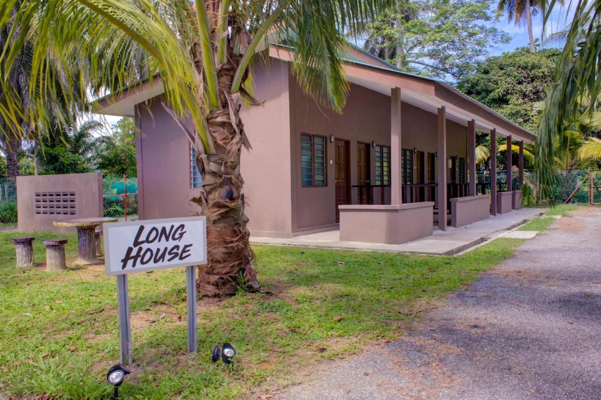 Super Oyo 89896 Sedili Inn Resort Kota Tinggi Buitenkant foto